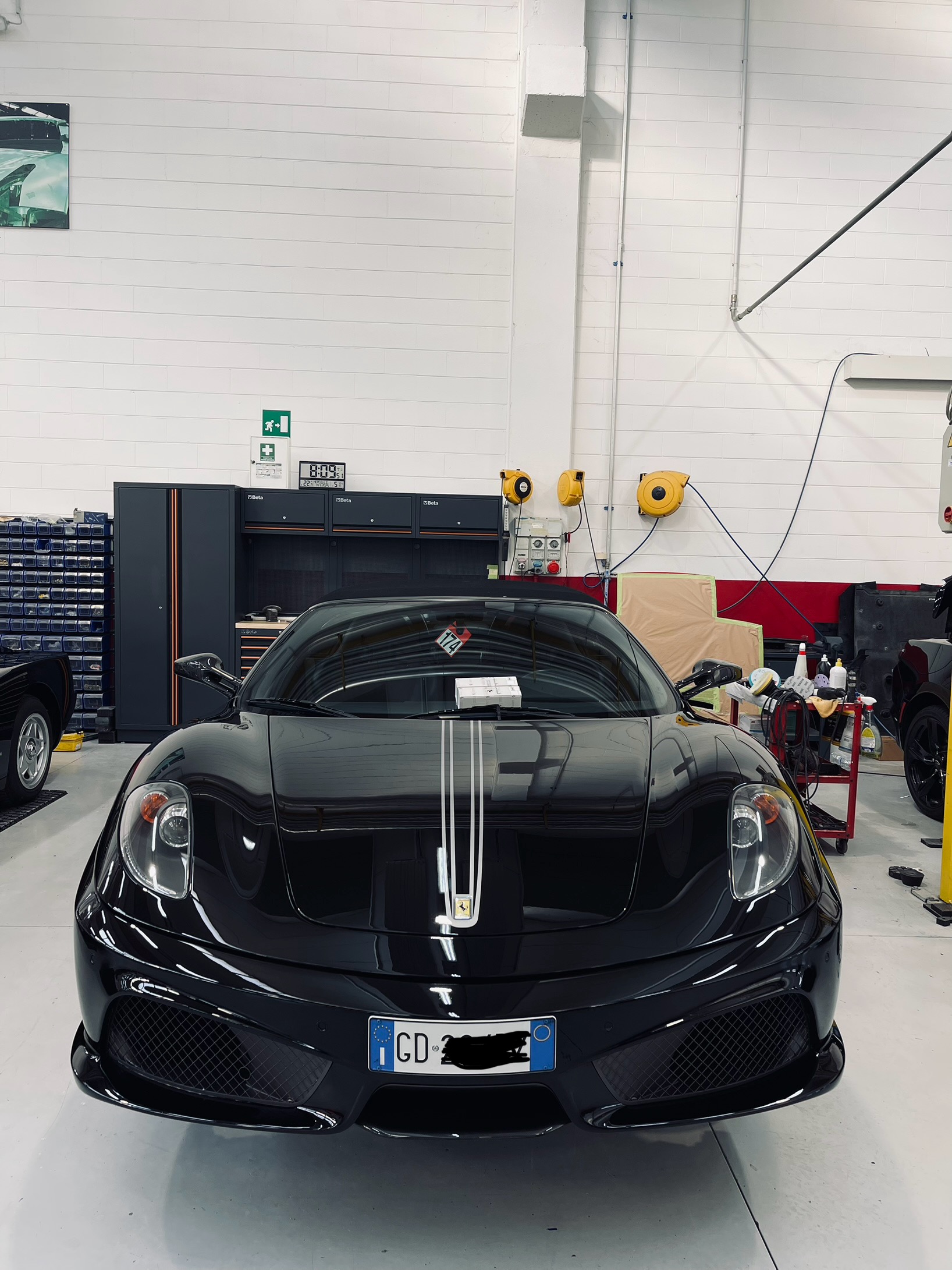 Dettaglio lucidatura professionale carrozzeria Ferrari nera a Parma.