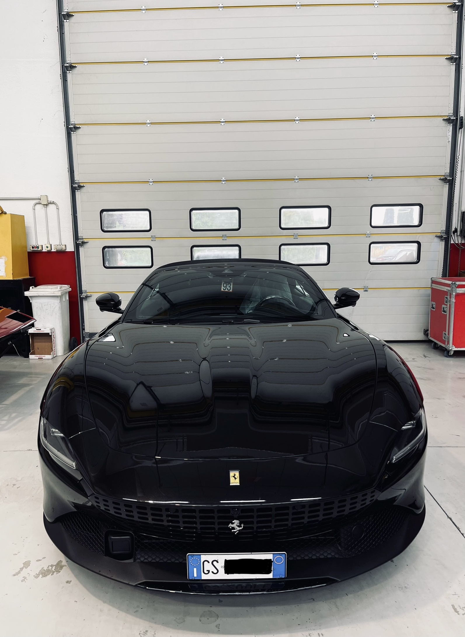 Applicazione pellicola protettiva PPF su Ferrari Roma nera a Parma - Detailing Studio 911