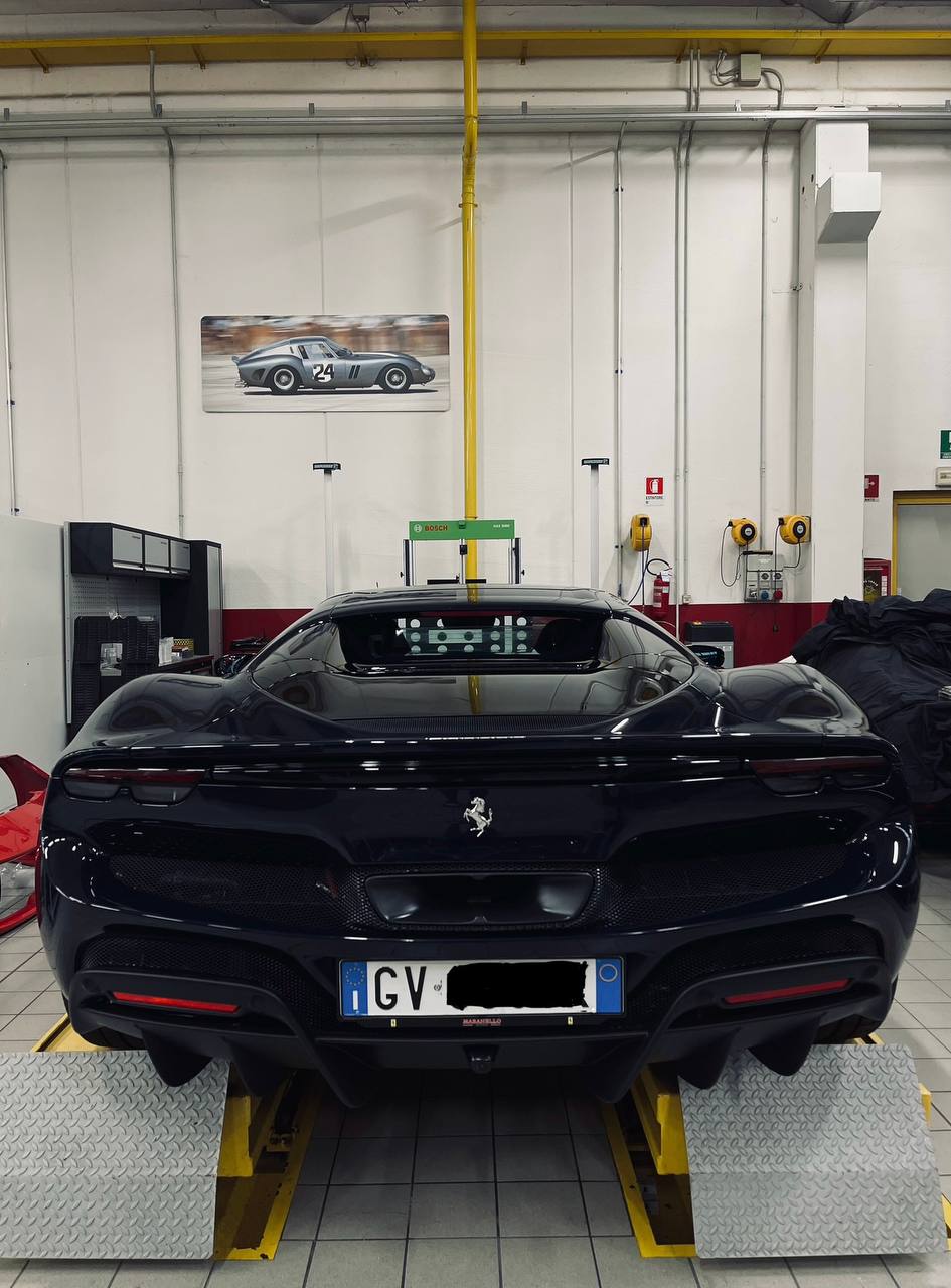 Protezione totale PPF su Ferrari SF90 Stradale nera a Parma.