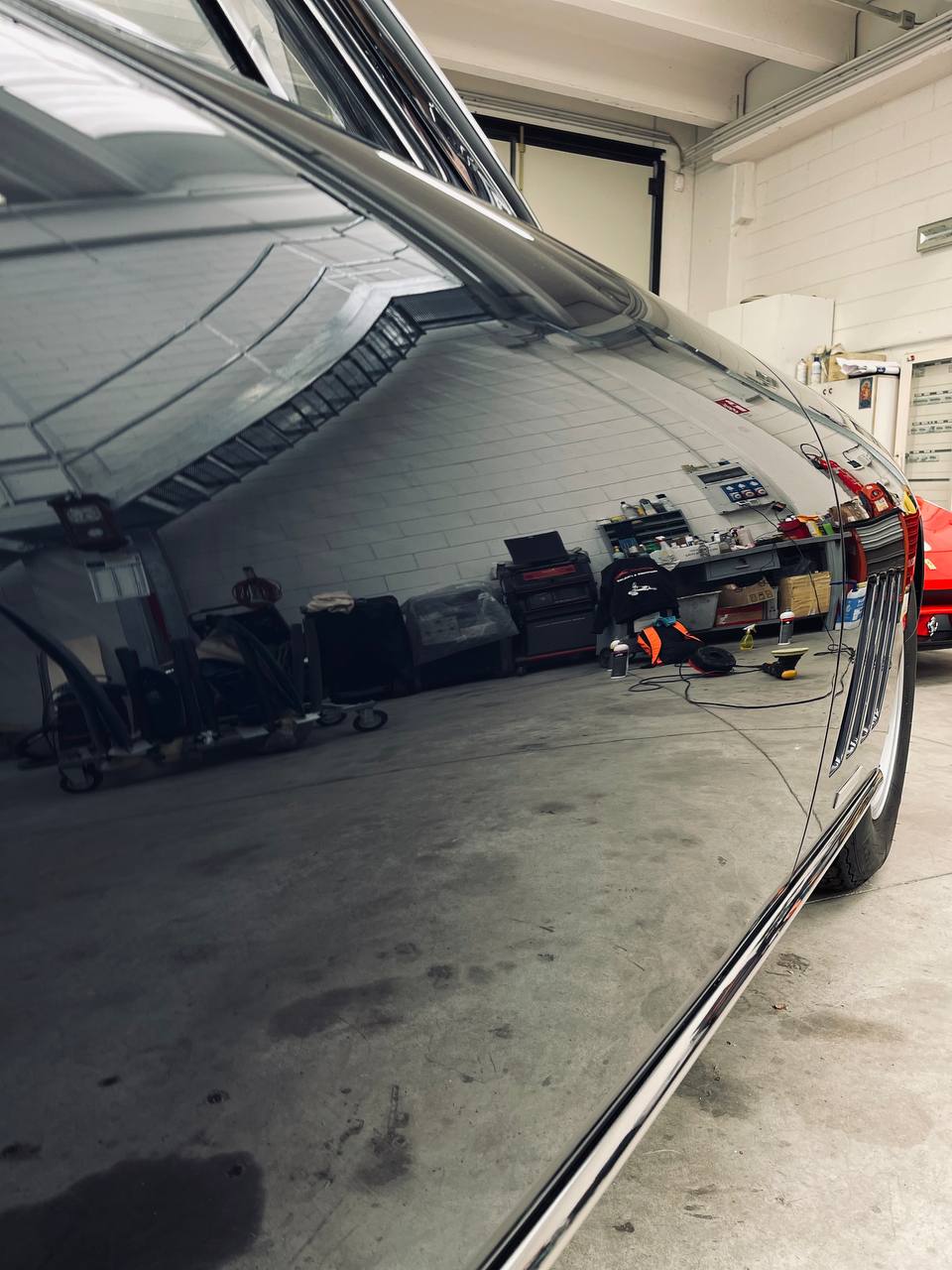 Riflessi perfetti dopo trattamento ceramico auto di lusso - Detailing Studio 911 Parma.