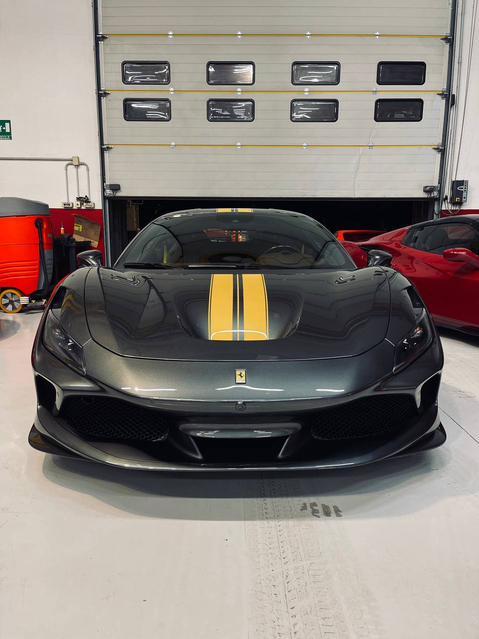 Lucidatura a specchio Ferrari Roma con livrea personalizzata - Detailing Studio 911.